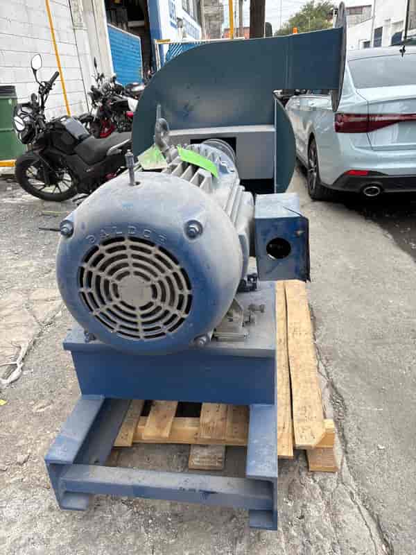 Turbosoplador Baldor de 60 HP completo, a su llegada al taller.