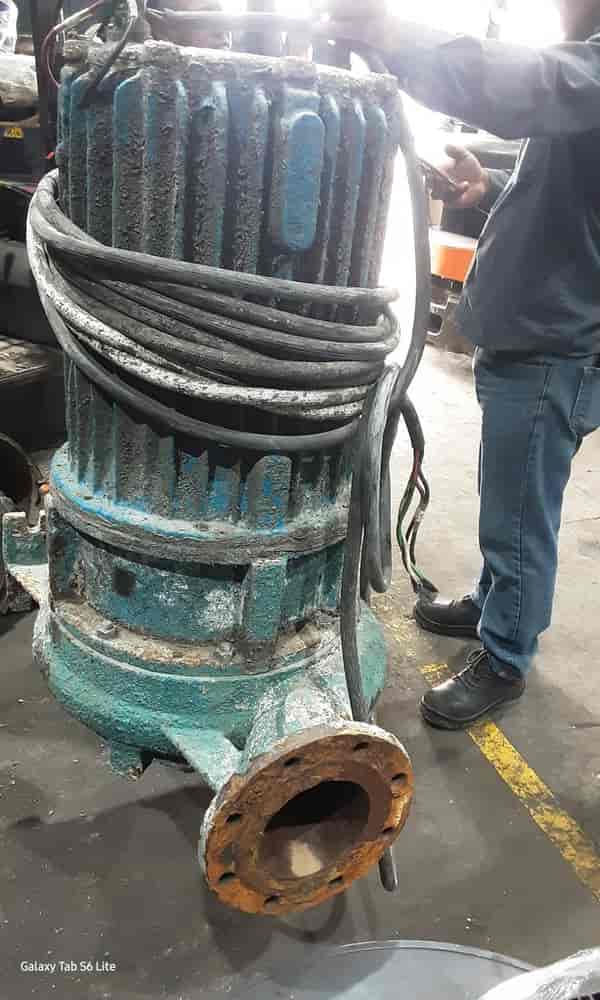 Conjunto motor-bomba KSB completo, a su llegada al taller.