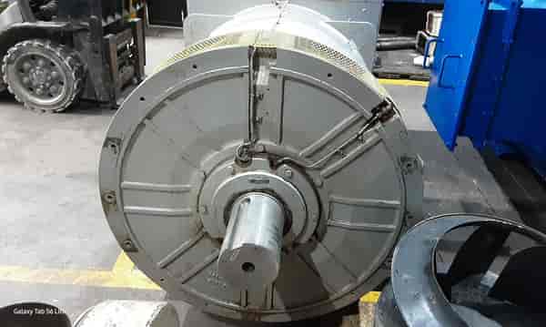 Rotor del generador desarmado, condición a su llegada al taller.