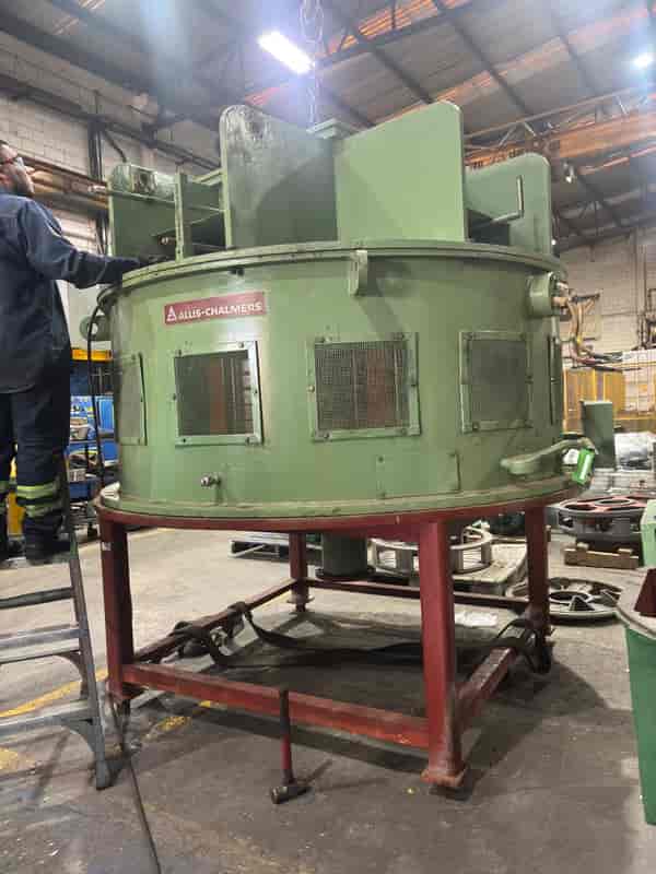 Motor vertical Allis-Chalmers completo, a su llegada al taller.