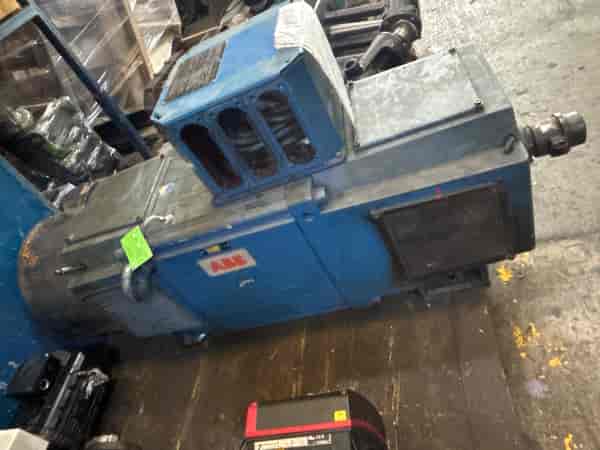 Motor DC ABB de 400 KW completo, a su llegada al taller.