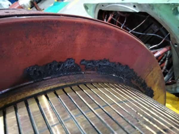 Segmento del núcleo laminado de un motor durante el diagnóstico, antes del proceso de rebobinado.