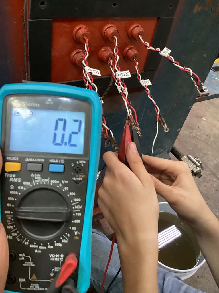 Pruebas eléctricas de un estator rebobinado de 6600 V con analizador estático de motores.