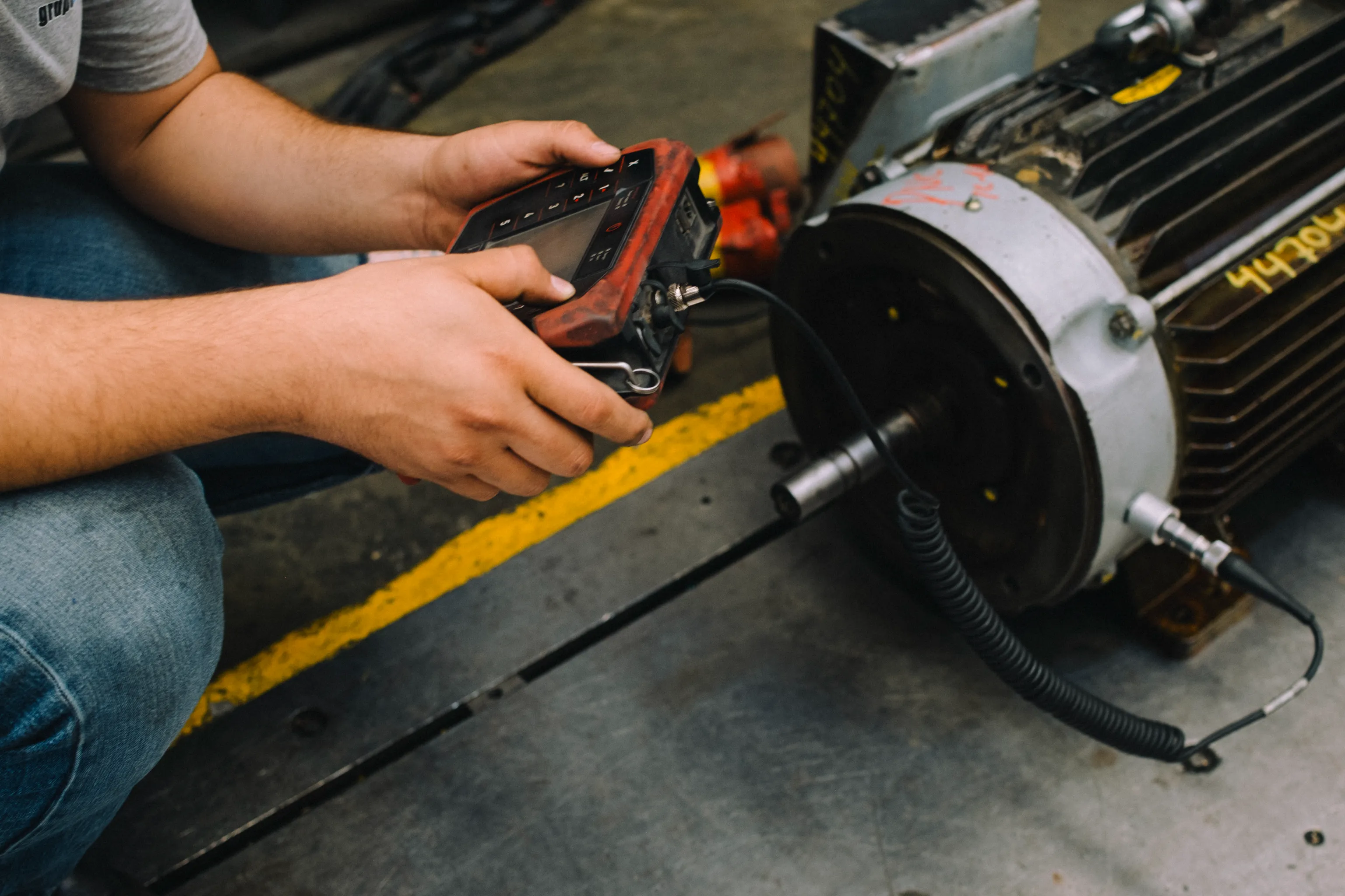 Técnico realiza diagnóstico para la reparación de motores eléctricos industriales